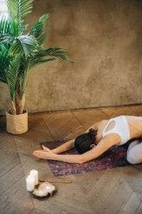 Woman doing Yoga to reduce Brain Fog by Vitamin Deficiency
